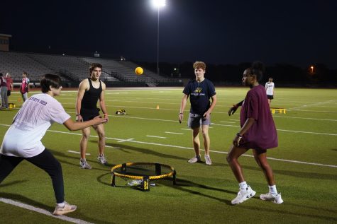 Students in Spikeball tournament